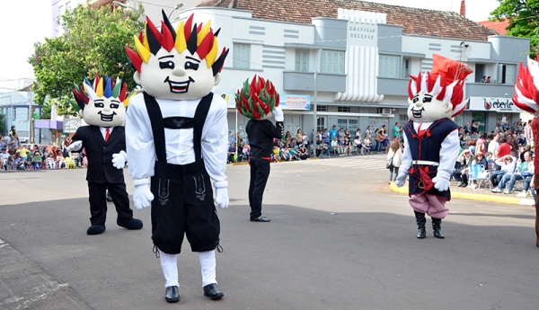 Desfile da UETI, de R$ 216 mil, será na Rua 15 de Novembro; prefeitura entra com R$ 28 mil