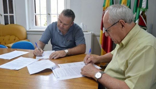 Prefeito Heck assina contrato para asfaltamento do acesso à Vila Mauá