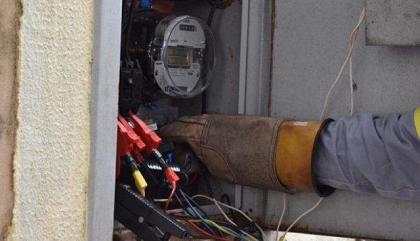 Energia elétrica pode voltar a ser cortada a partir de hoje, segunda-feira (3)