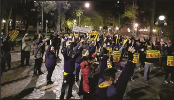 Em assembleia, trabalhadores do Correios decretam greve por tempo indeterminado no RS