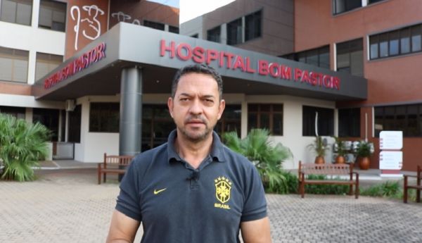 Cãozinho à espera do dono em hospital de Ijuí