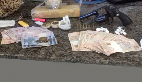 Casal é preso e menor apreendido por suspeita de tráfico de drogas, na Praça central de Ijuí